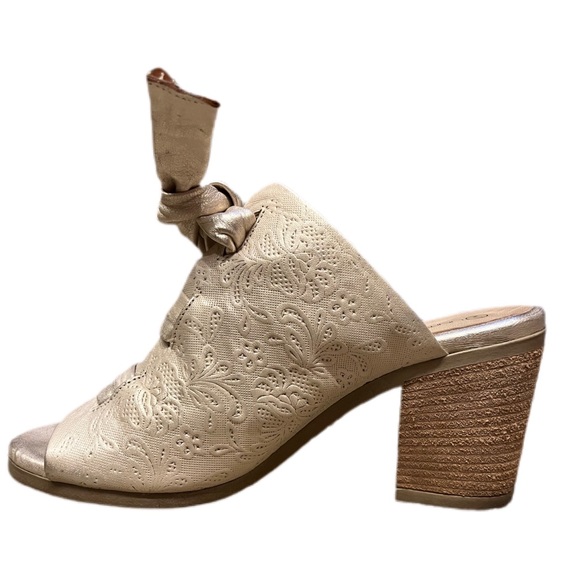 Unity in Diversity Fabiana Sandals - Picture 5 of 10